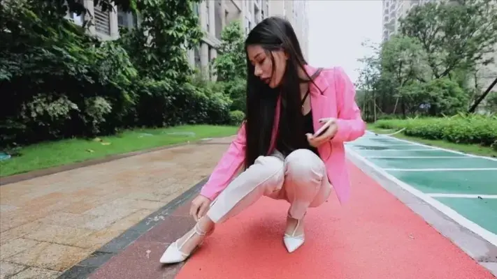 芷晴栖心之栈踩踏新作之芷晴女王总监的崩溃（上） ，可以在线看